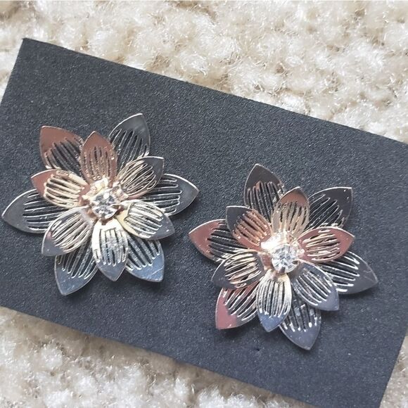 Flower Button Filigree Detailing Earrings NWT - Picture 3 of 6